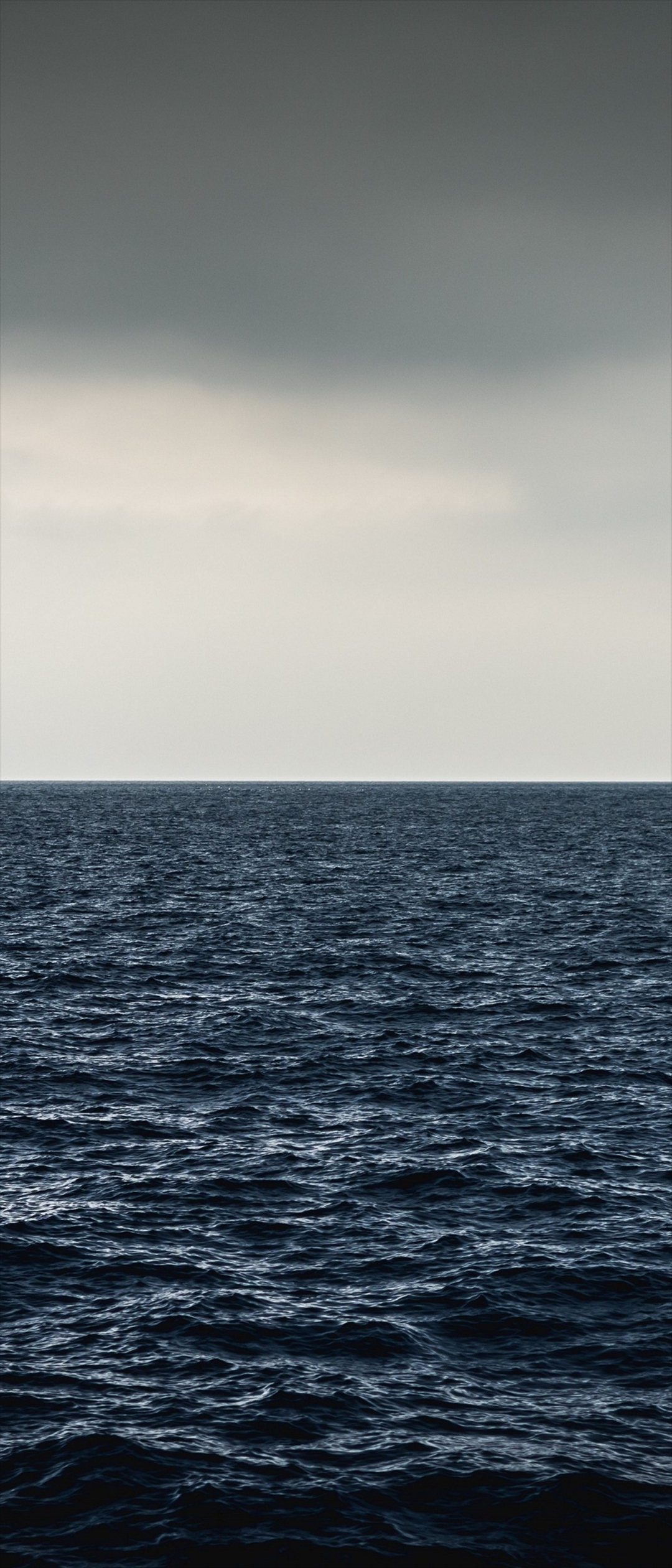 曇天模様と暗い海 Xperia 8 Androidスマホ壁紙 待ち受け スマラン