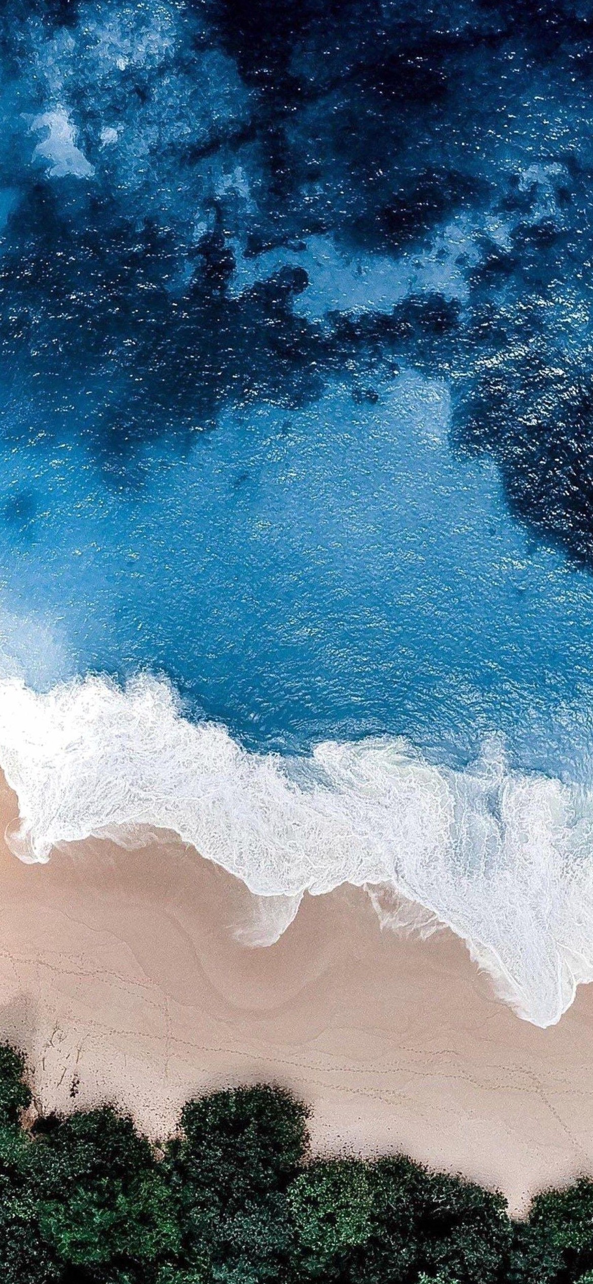 俯瞰視点 リアルな青い海と砂浜と森 Iphone 12 Pro スマホ壁紙 待ち受け スマラン