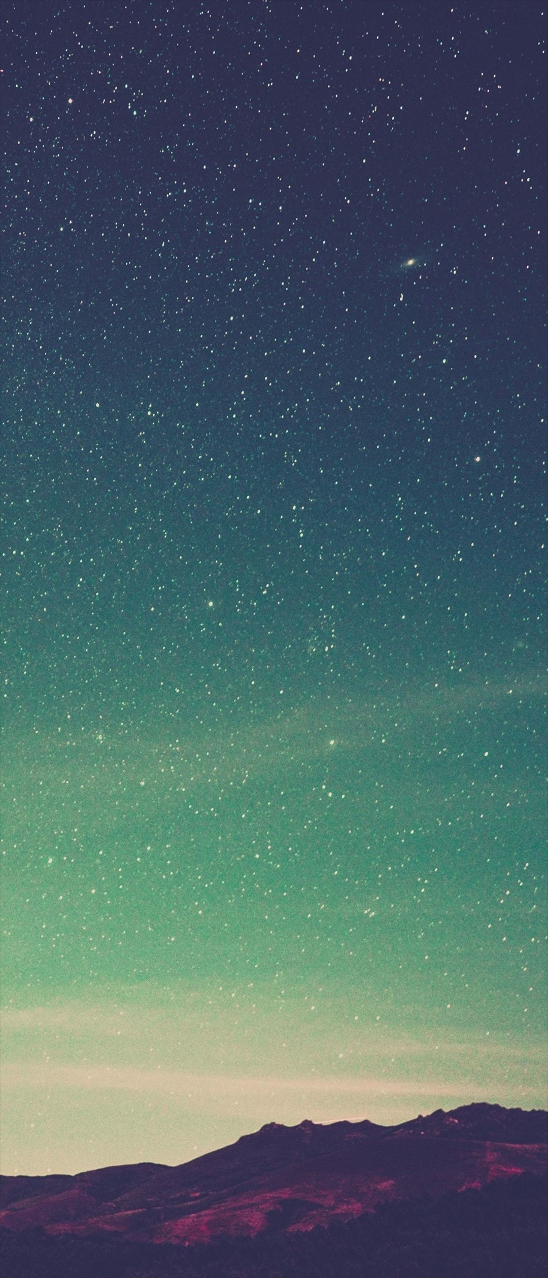 緑の星空 赤茶色の山 Xperia 8 Androidスマホ壁紙 待ち受け スマラン