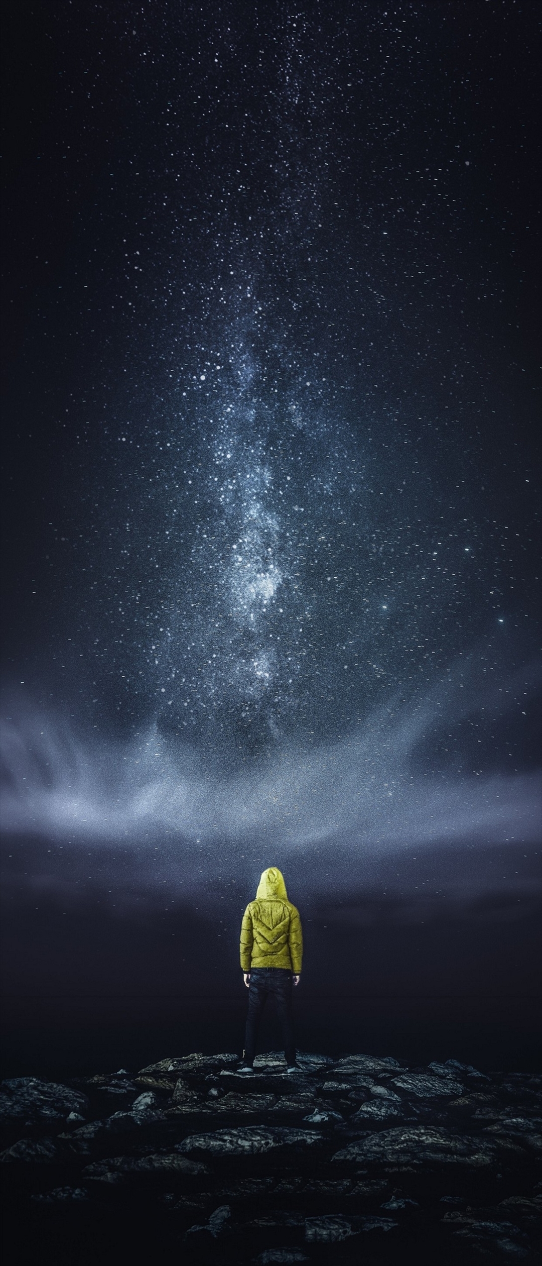 星空を見る黄色い洋服を着た人 Xperia 10 Ii Androidスマホ壁紙 待ち受け スマラン