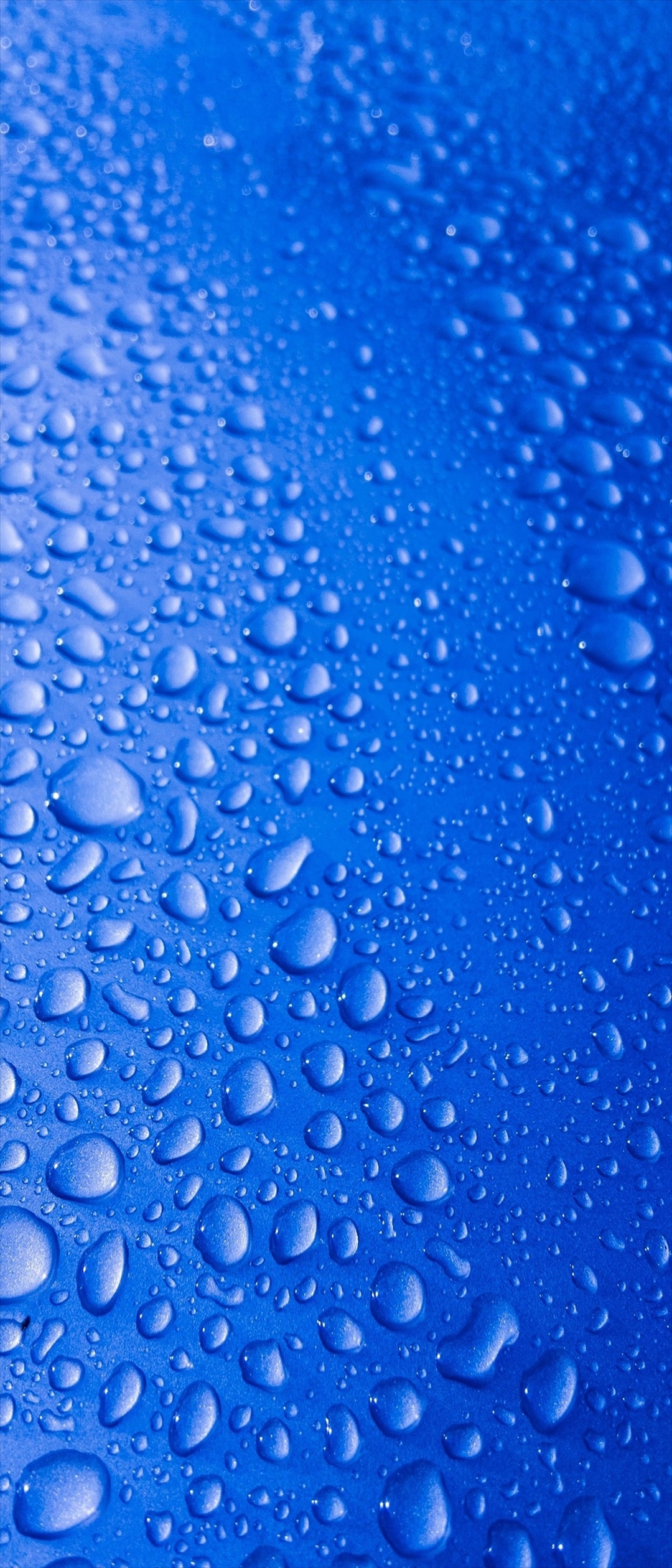 水滴がついた青い金属 Xperia 8 Lite Androidスマホ壁紙 待ち受け スマラン