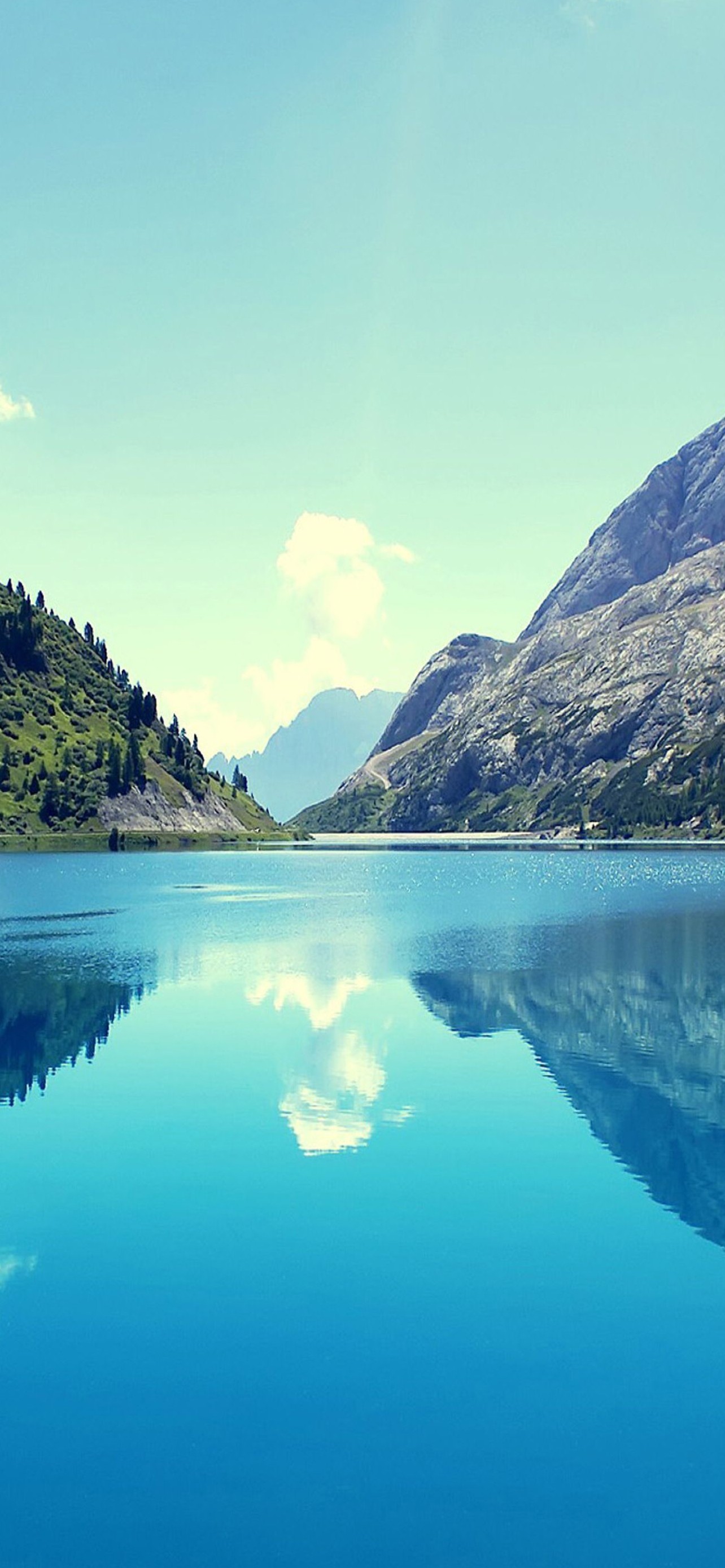 綺麗な空と山に囲まれた湖 Iphone 12 Pro Max スマホ壁紙 待ち受け スマラン
