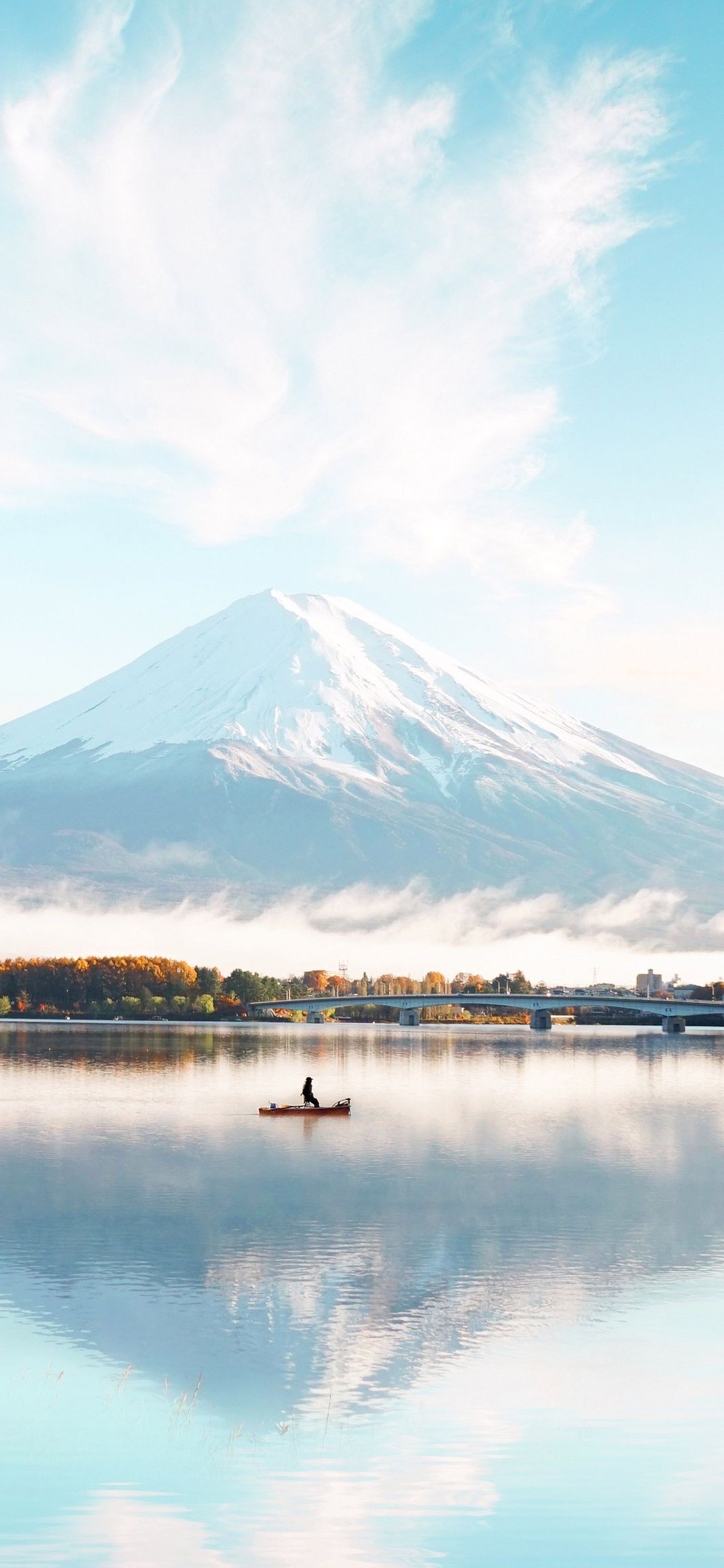 水色の空と雪山と湖 船で釣りをする人 Iphone 12 Mini 壁紙 待ち受け Sumaran