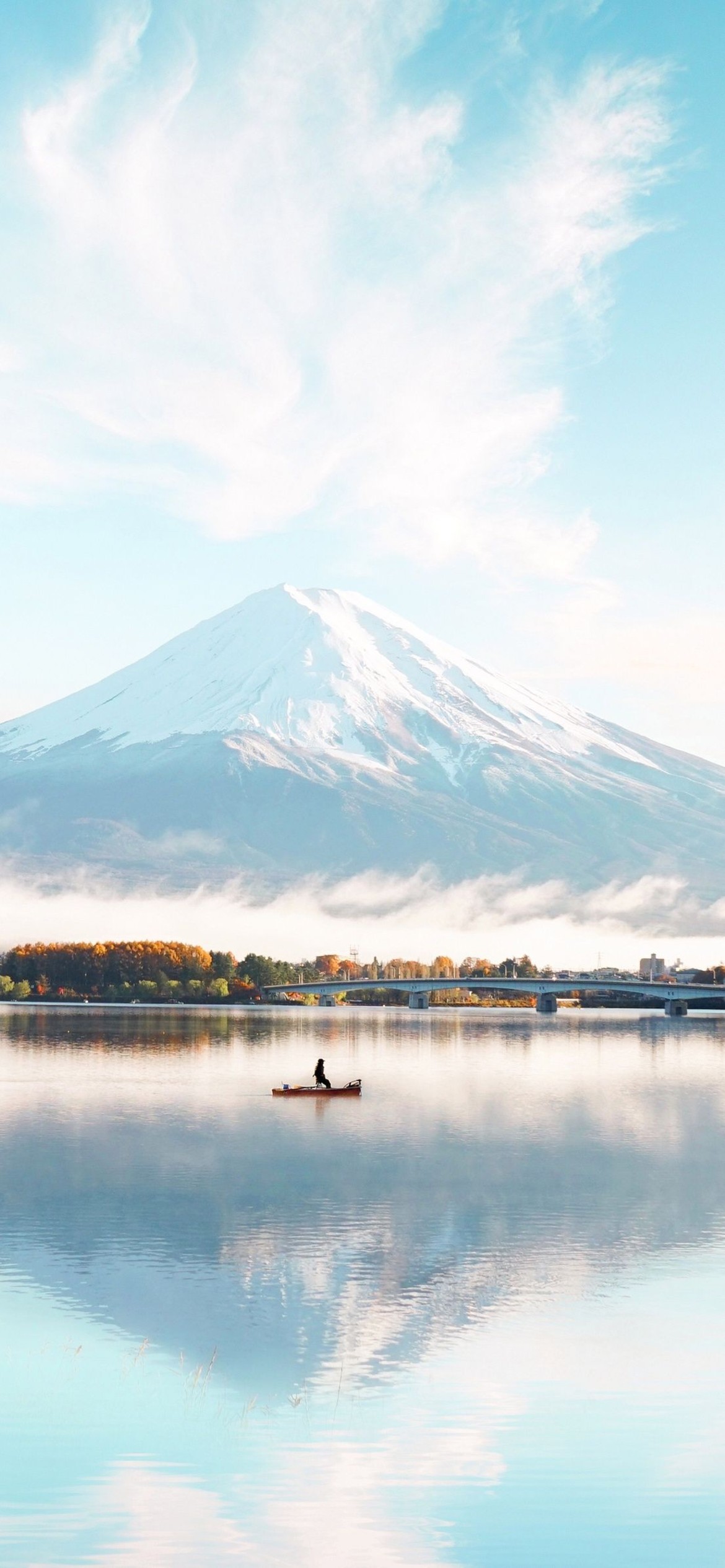 水色の空 雪山 湖で釣りをする人 Iphone 12 Pro スマホ壁紙 待ち受け スマラン