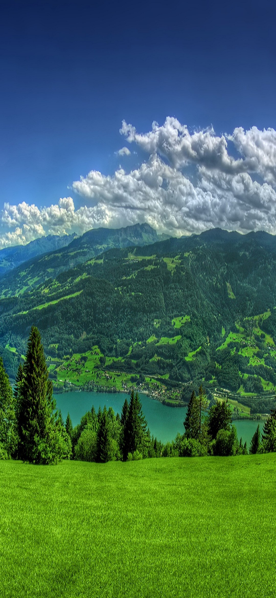 Green Blue Sky White Clouds Blue Lake Swiss Nature Iphone 13 Mini 壁紙 待ち受け スマラン