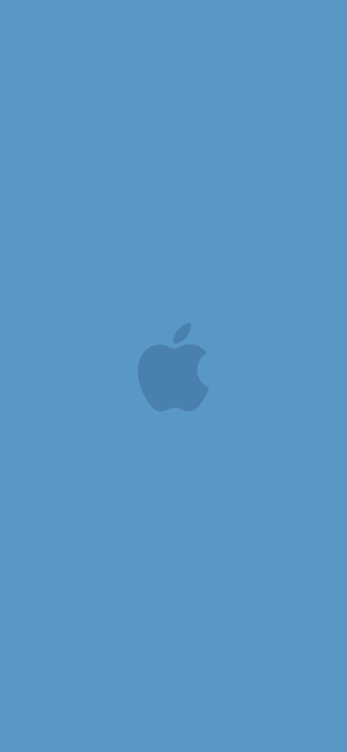 淡い水色のアップルのロゴ Iphone 13 壁紙 待ち受け スマラン