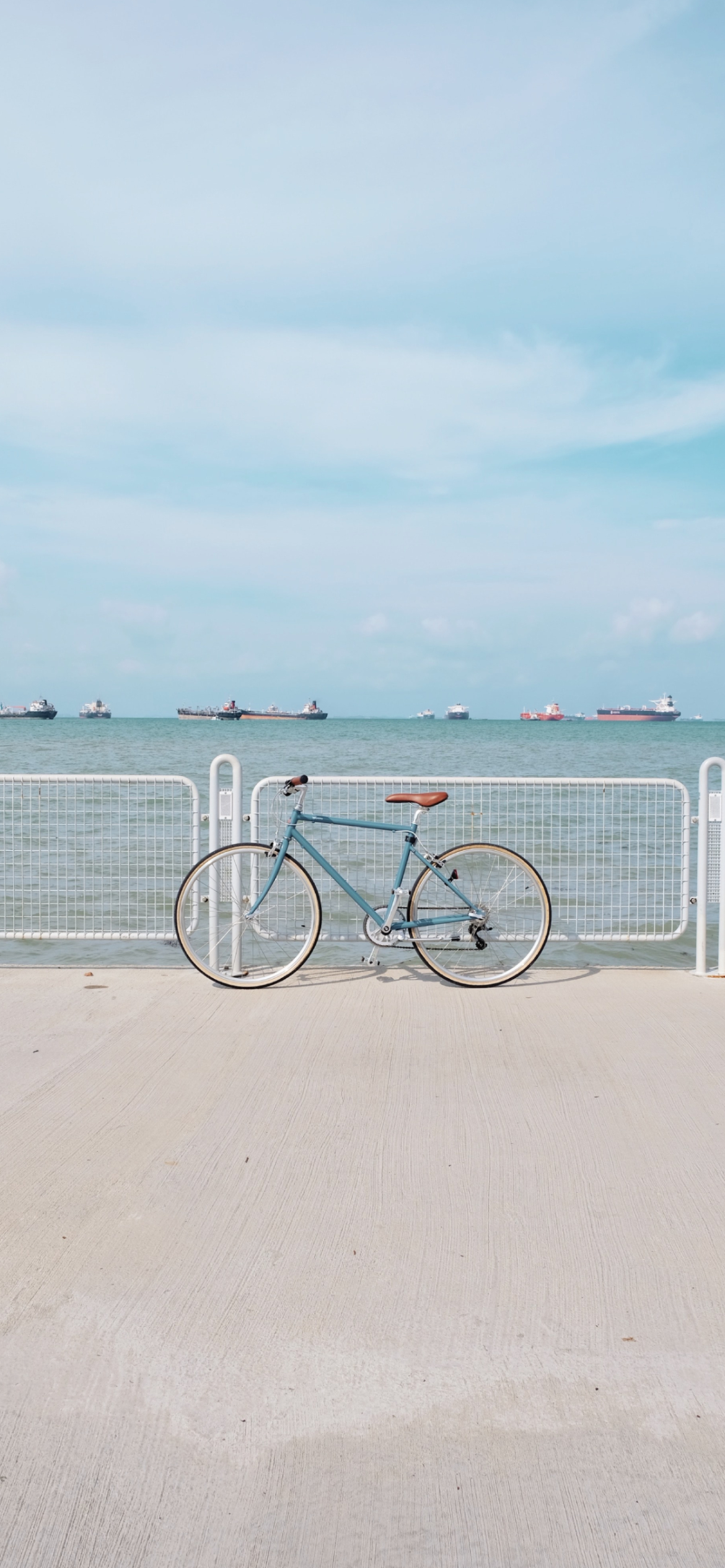 海と水色の自転車 Iphone 12 Pro 壁紙 待ち受け スマラン