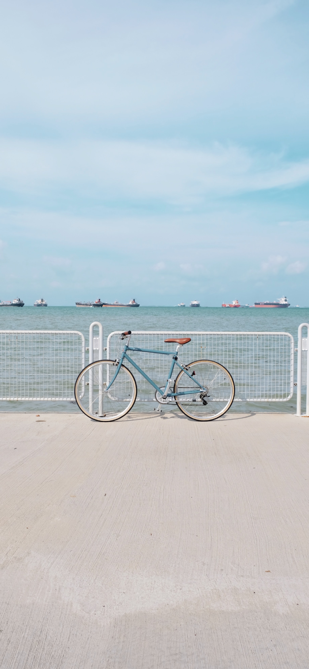 海と水色の自転車 Iphone 13 壁紙 待ち受け スマラン