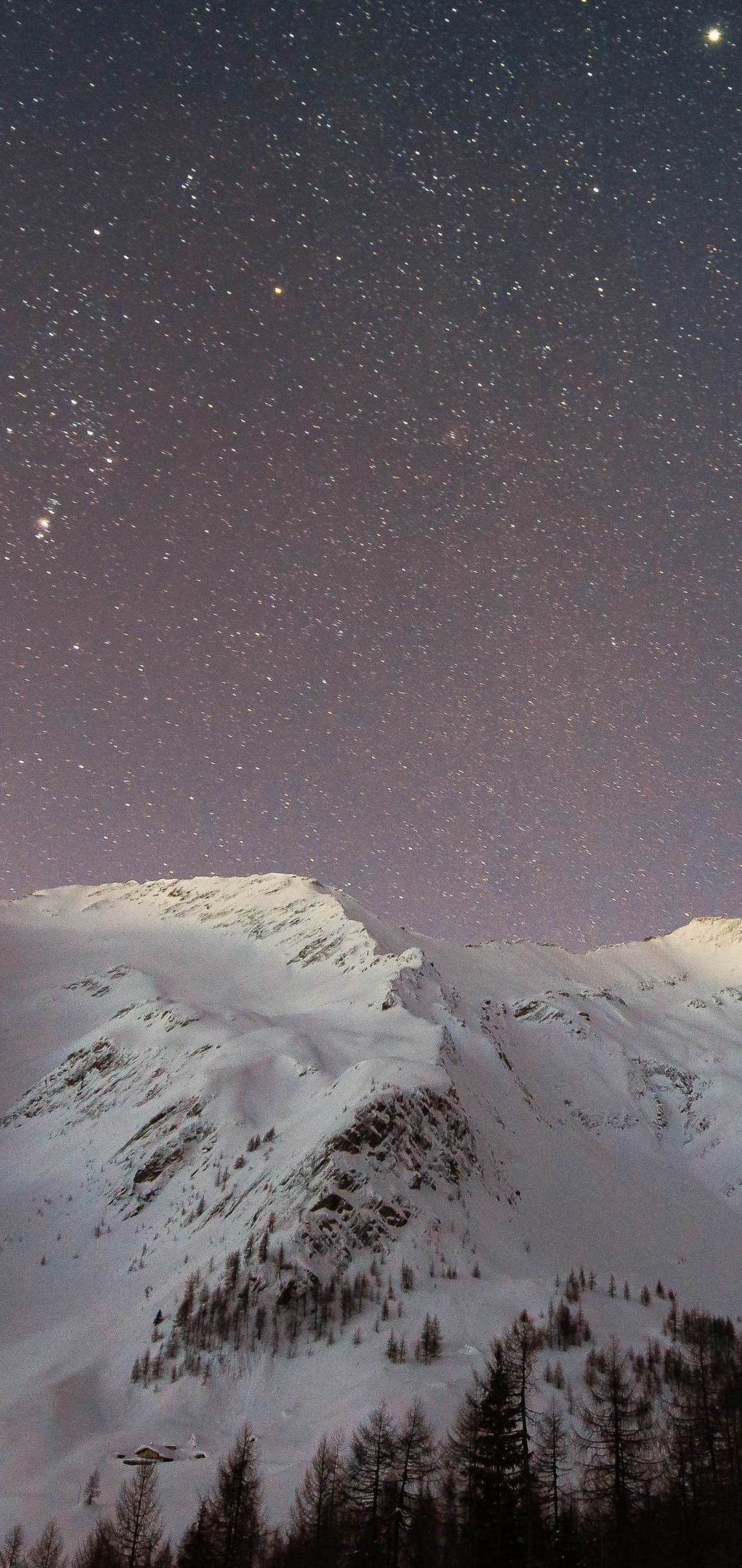 黒い星空と綺麗な雪山 ZenFone Max Pro (M2) 壁紙・待ち受け
