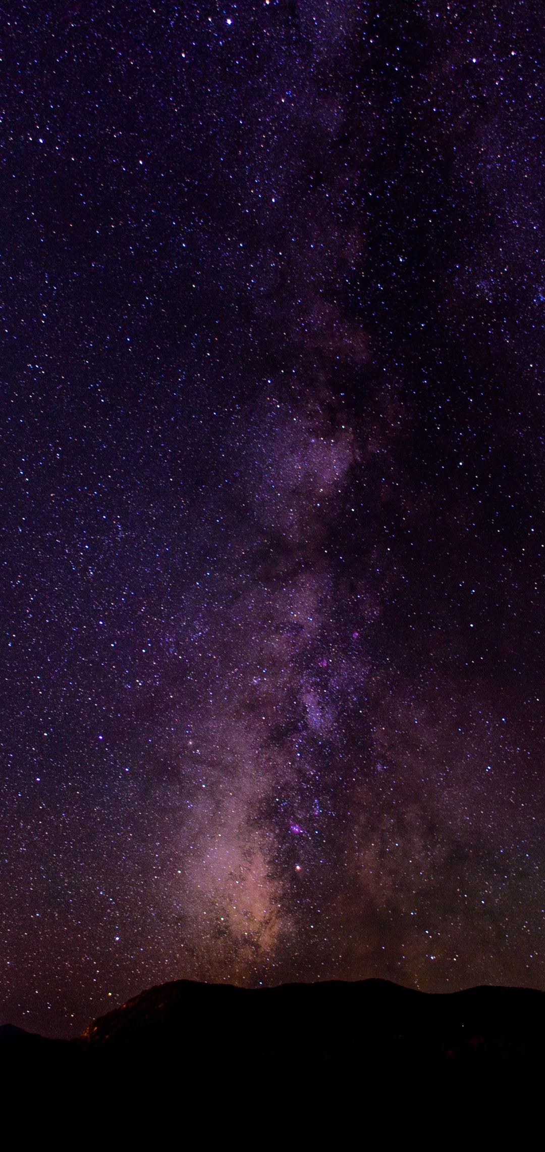 無数の星 紫がかった銀河 山のシルエット Oppo R15 Pro Androidスマホ壁紙 待ち受け スマラン