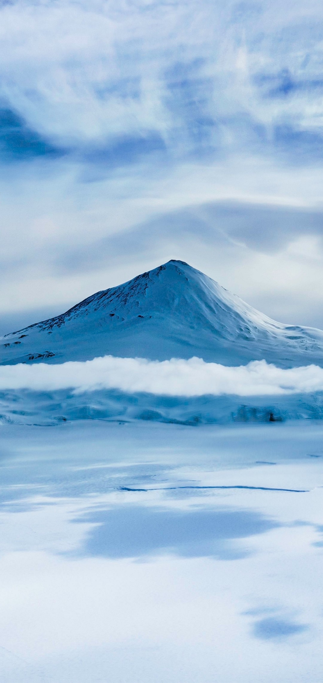 青空と雲から突き出る雪山 Aquos Sense4 Androidスマホ壁紙 待ち受け スマラン