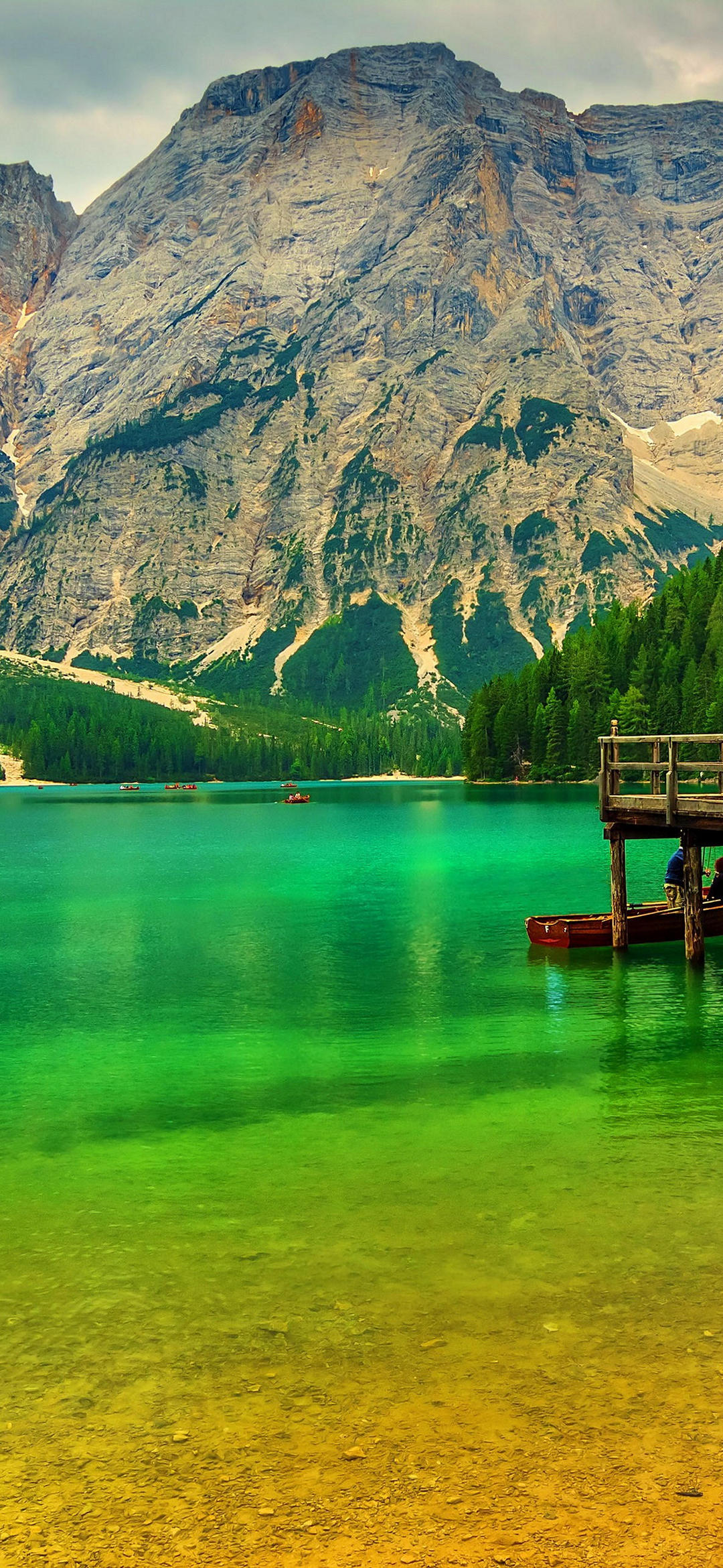 壮大な山と緑の湖 Google Pixel 4a Android スマホ壁紙 待ち受け スマラン