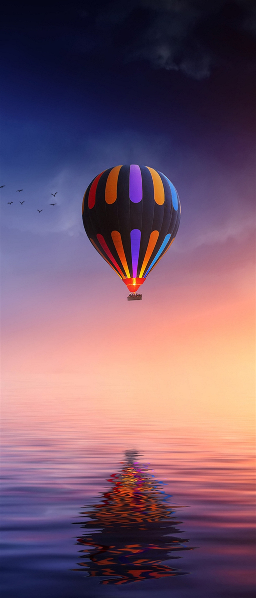 海上を飛ぶカラフルな気球と渡り鳥 Moto G100 Androidスマホ壁紙 待ち受け スマラン