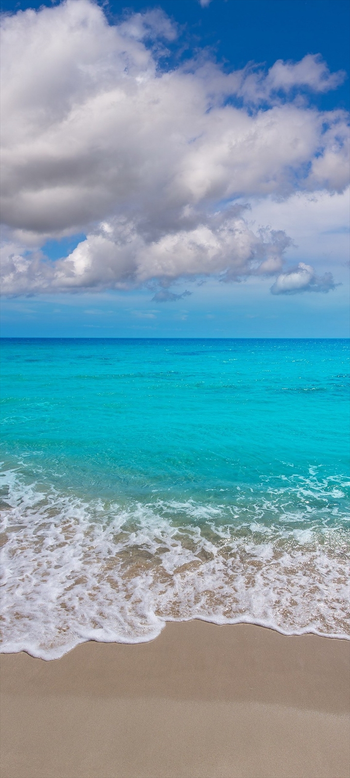 水色の綺麗な海と砂浜と青空 Oppo A5 Androidスマホ壁紙 待ち受け スマラン