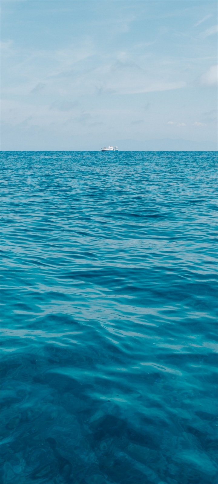 綺麗で広大な海と小さく見える白い船 Moto G9 Play Androidスマホ壁紙 待ち受け スマラン