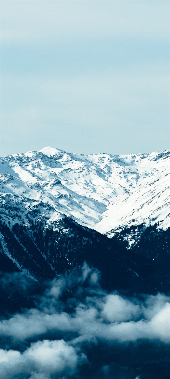 澄んだ空 綺麗な白い雪山 Moto G9 Play Androidスマホ壁紙 待ち受け スマラン