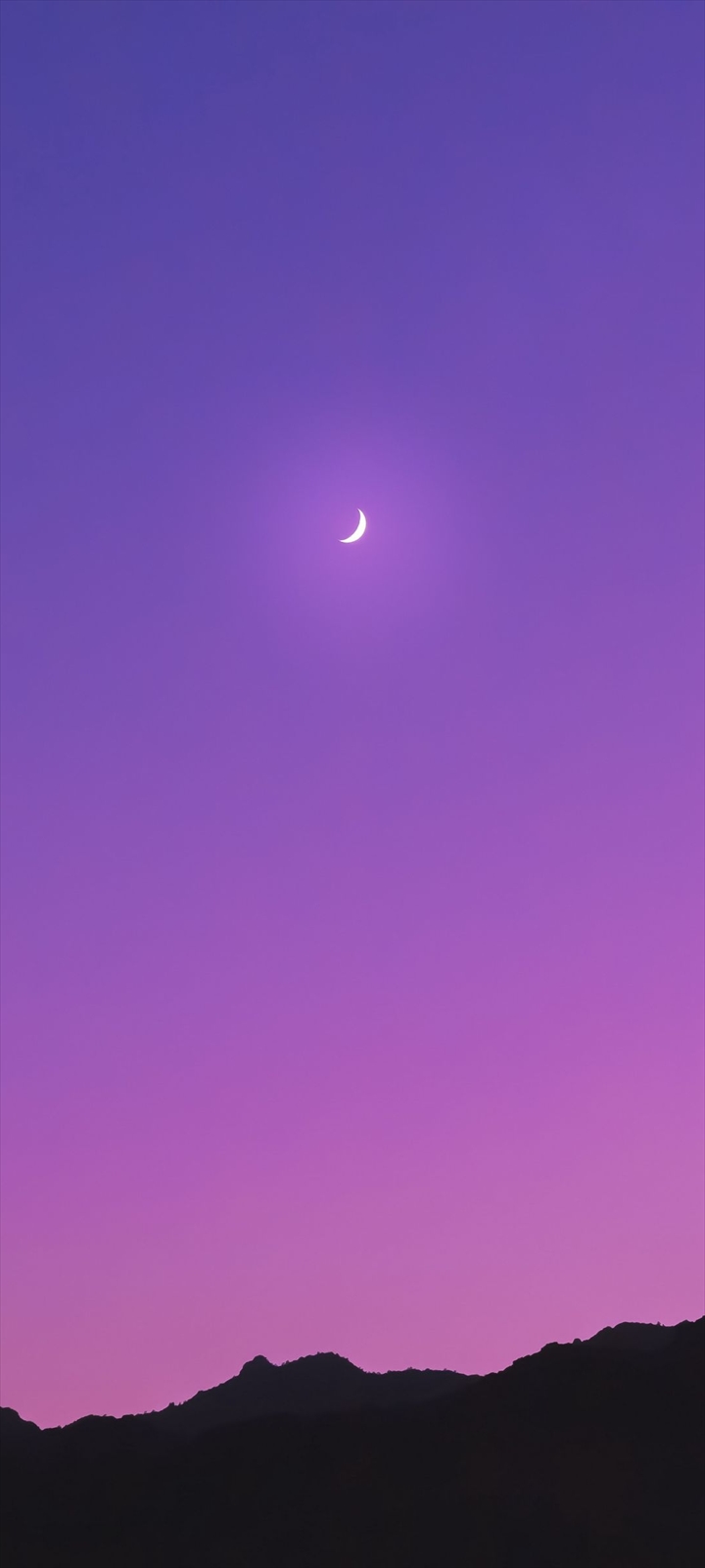 三日月 紫のグラデーションの空 黒い山 Moto G30 Androidスマホ壁紙 待ち受け スマラン