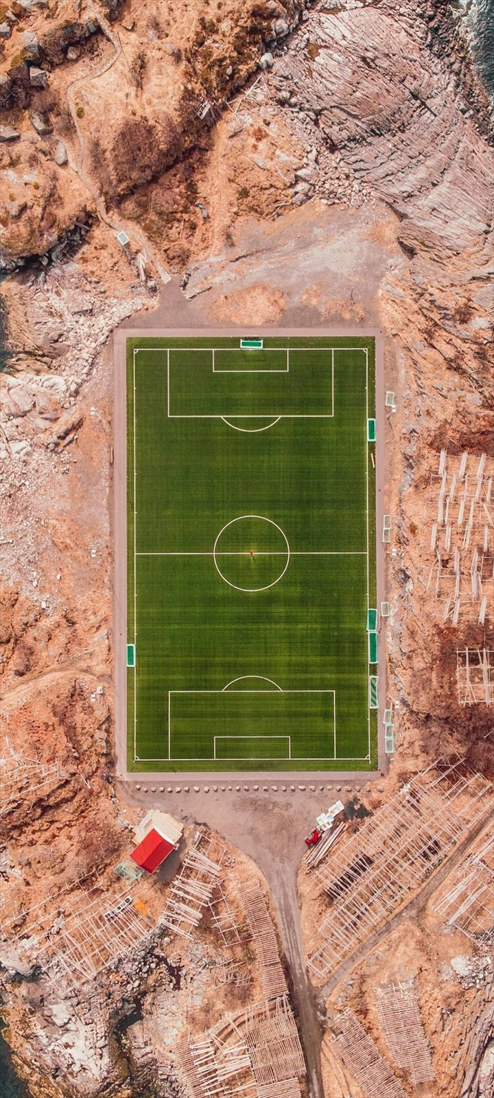 荒野の中のサッカー場 Galaxy A32 5g Androidスマホ壁紙 待ち受け スマラン