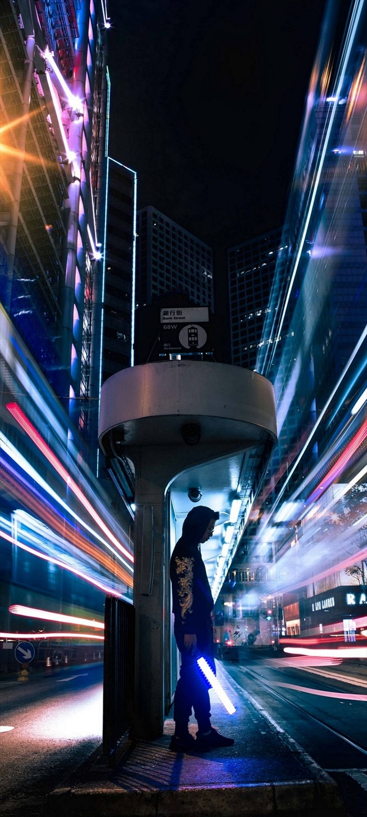 夜の街 ライトセイバーを持つ男 Moto G9 Play Androidスマホ壁紙 待ち受け スマラン