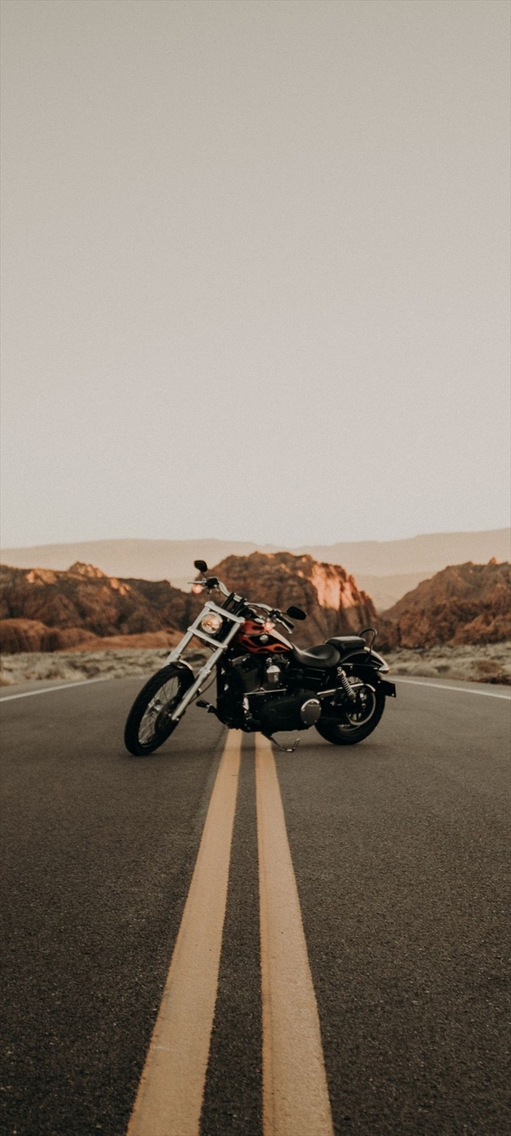 黒いバイク アスファルトの道路 Moto G30 Androidスマホ壁紙 待ち受け スマラン