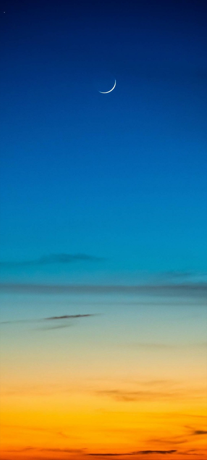 綺麗な三日月と青とオレンジのグラデーションの空 Moto G30 Androidスマホ壁紙 待ち受け スマラン