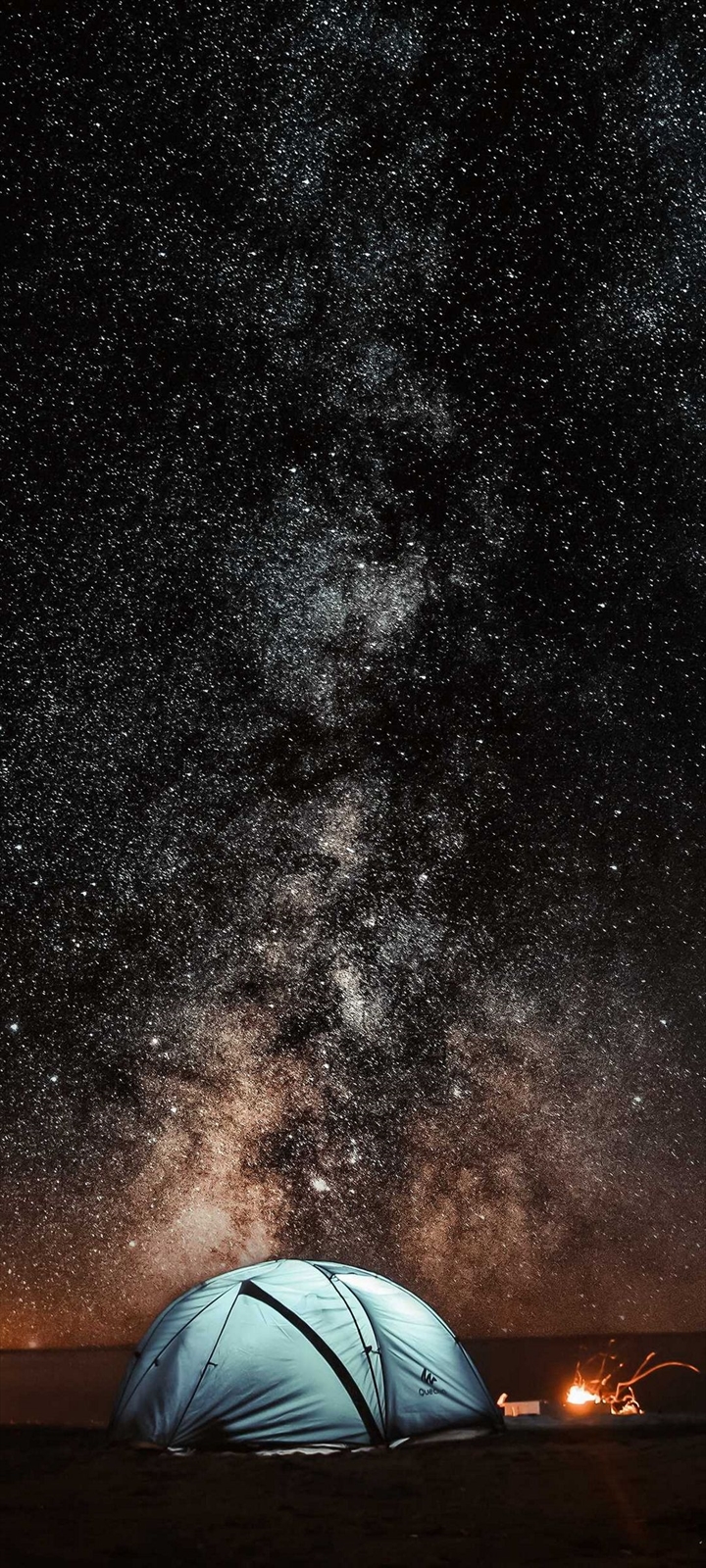 黒い綺麗な銀河と水色のテント キャンプ Galaxy A32 5g Androidスマホ壁紙 待ち受け スマラン