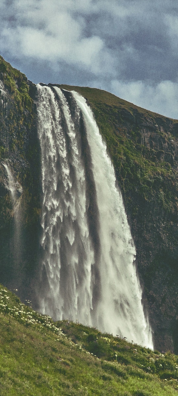 高所から豪快に流れ落ちる滝 Moto G9 Play Androidスマホ壁紙 待ち受け スマラン