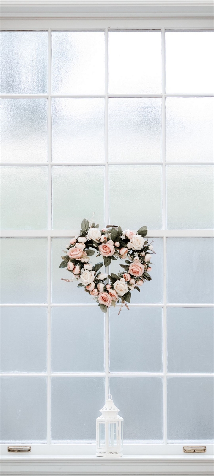 白い窓とハート型の花飾り Oppo A5 Androidスマホ壁紙 待ち受け スマラン