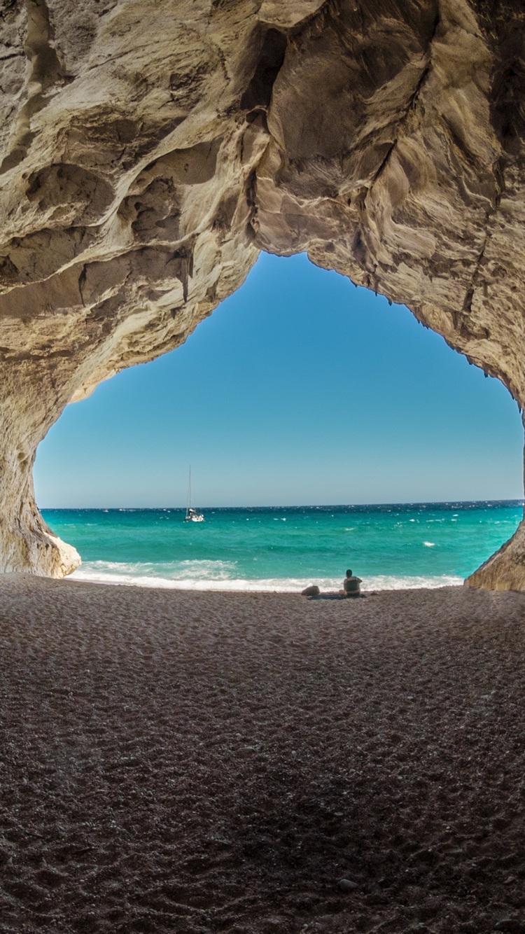 海に続く洞窟とビーチ iPhone 7 壁紙・待ち受け