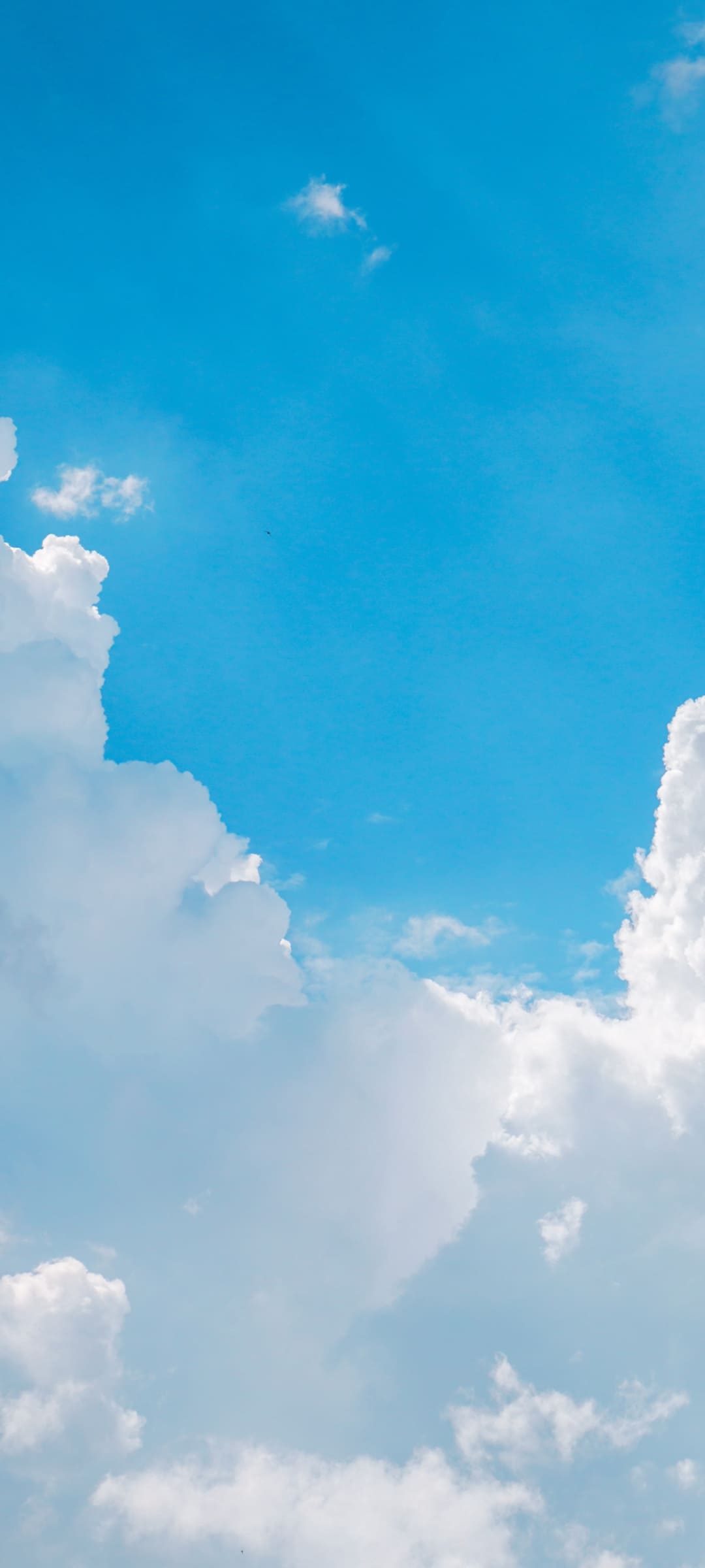 大きな白い雲と綺麗な水色の空 Google Pixel 5a 壁紙・待ち受け