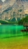 📱ゴツゴツした岩山と緑の湖 iPhone 12 mini 壁紙・待ち受け