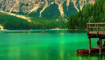 📱ゴツゴツした岩山と緑の湖 iPhone 13 mini 壁紙・待ち受け