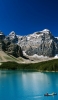 📱雲一つない青空と湖とボートと森と雪山 Google Pixel 5 Android 壁紙・待ち受け