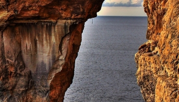 📱海とアーチ状の岩 Redmi Note 9T 壁紙・待ち受け