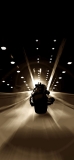 📱暗いトンネルをバイクで走るバットマン iPhone 13 mini 壁紙・待ち受け