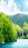 📱緑の森と白い滝と水色の湖 Libero 5G 壁紙・待ち受け