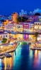 📱夜 ギリシャの海沿いのカラフルな街 iPhone 12 mini 壁紙・待ち受け