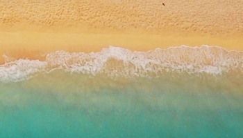📱俯瞰視点の海と砂浜 Google Pixel 4a Android 壁紙・待ち受け