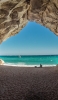 📱砂浜と人と海と洞窟 iPhone 12 mini 壁紙・待ち受け