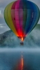 📱山と湖と虹色の気球 iPhone 12 mini 壁紙・待ち受け