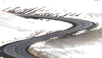 📱A curved road in a snowy mountain ROG Phone 3 Android 壁紙・待ち受け