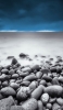 📱丸い石がある砂浜と海 iPhone XS 壁紙・待ち受け