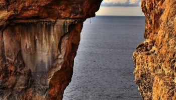 📱海とアーチ状の岩 iPhone XS 壁紙・待ち受け