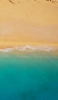 📱上から見たエメラルドの海と黄土色の砂浜 iPhone 11 Pro 壁紙・待ち受け