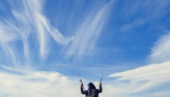 📱大自然を滑空するハングライダー iPhone 11 Pro 壁紙・待ち受け