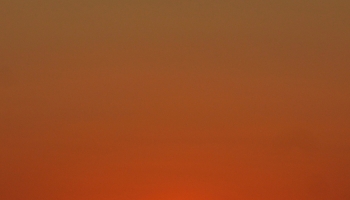 📱沈む夕日と穏やかな海 iPhone 11 Pro 壁紙・待ち受け