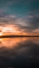 📱夕焼けと雲が反射する湖 iPhone XS 壁紙・待ち受け