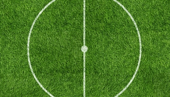 📱芝生のサッカーグラウンド iPhone 13 Pro 壁紙・待ち受け