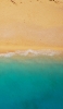 📱上から見たエメラルドの海と砂浜 iPhone 13 Pro 壁紙・待ち受け