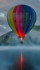 📱海の上を飛ぶカラフルな気球 iPhone 12 Pro 壁紙・待ち受け